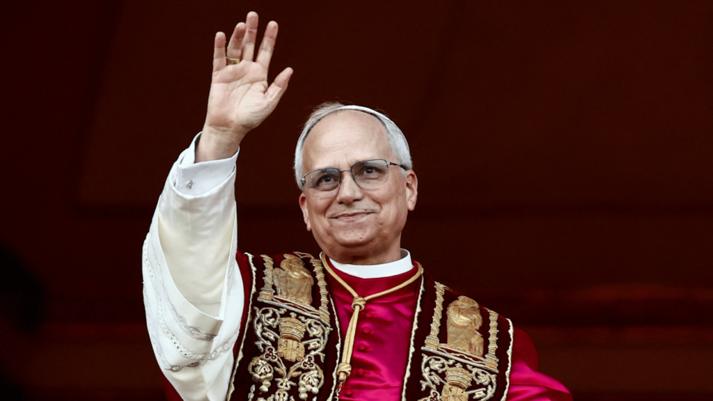 Papa Leão XIV acena aos fiéis em sua primeira aparição pública / Foto: REUTERS/Yara Nardi